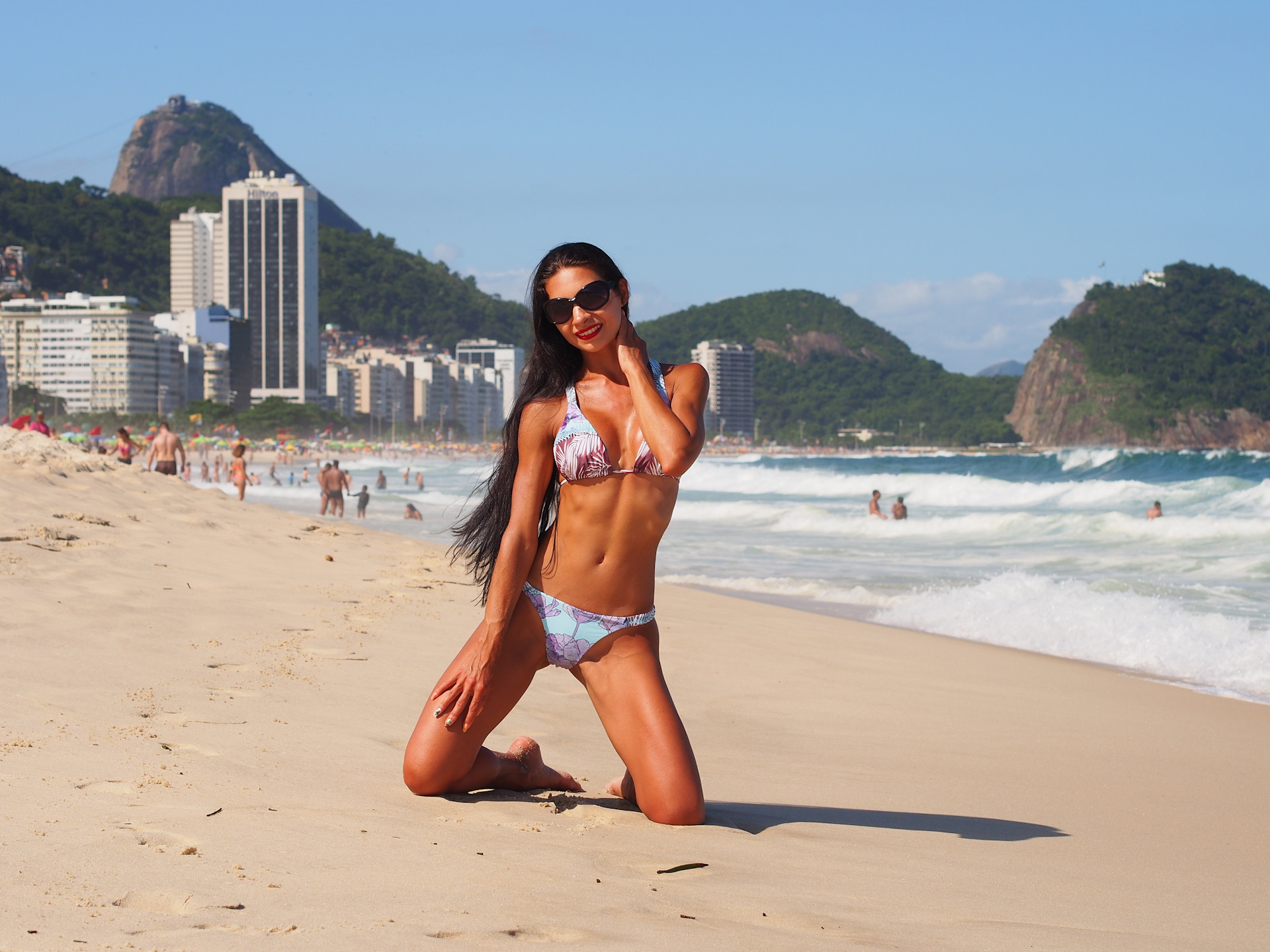 Голая бразильская девушка настроит на волну страсти 