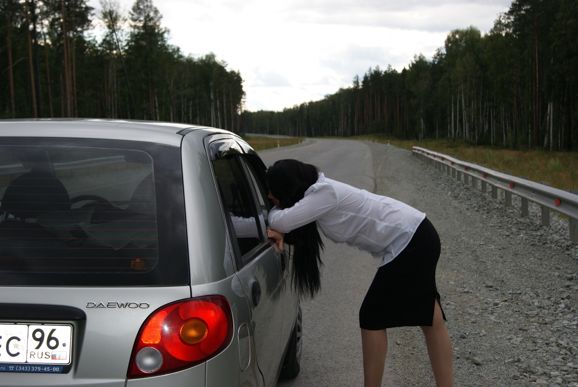 Девушка писает на обочине дороги спрятавшись за авто фото