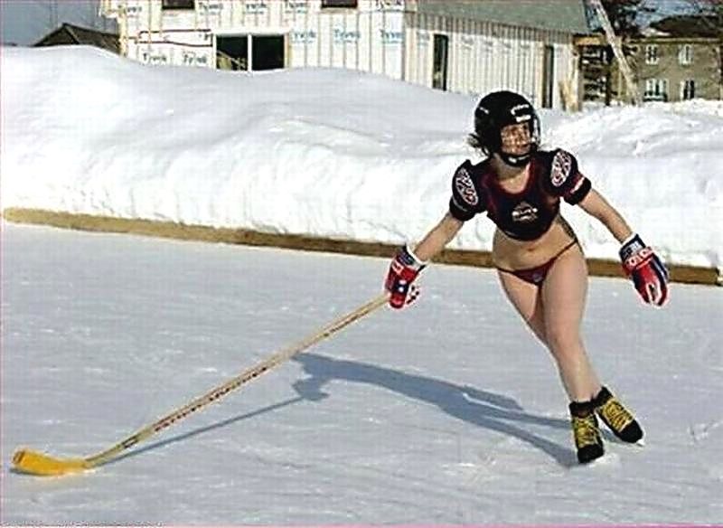 Сексуальная голая девушка собирается кататься на коньках