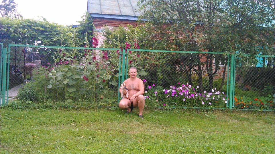 Жена на даче с голым задом садит огород фото