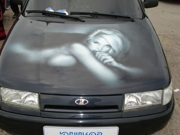 Светловолосая голая бабка залезла на капот автомобиля