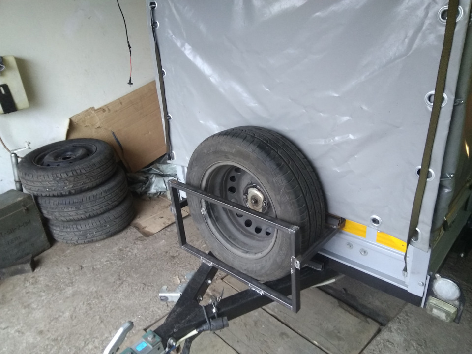 Под запасное колесо своими руками 34
