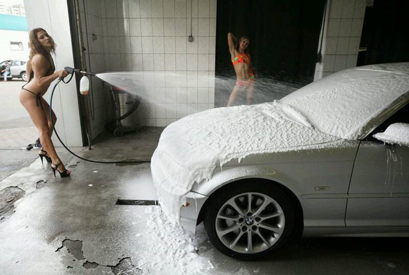 Деваха завелась от мытья авто