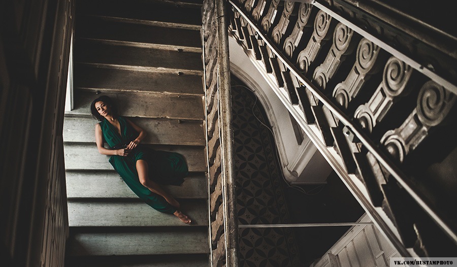 Фото На Лестнице Девушки В Платье