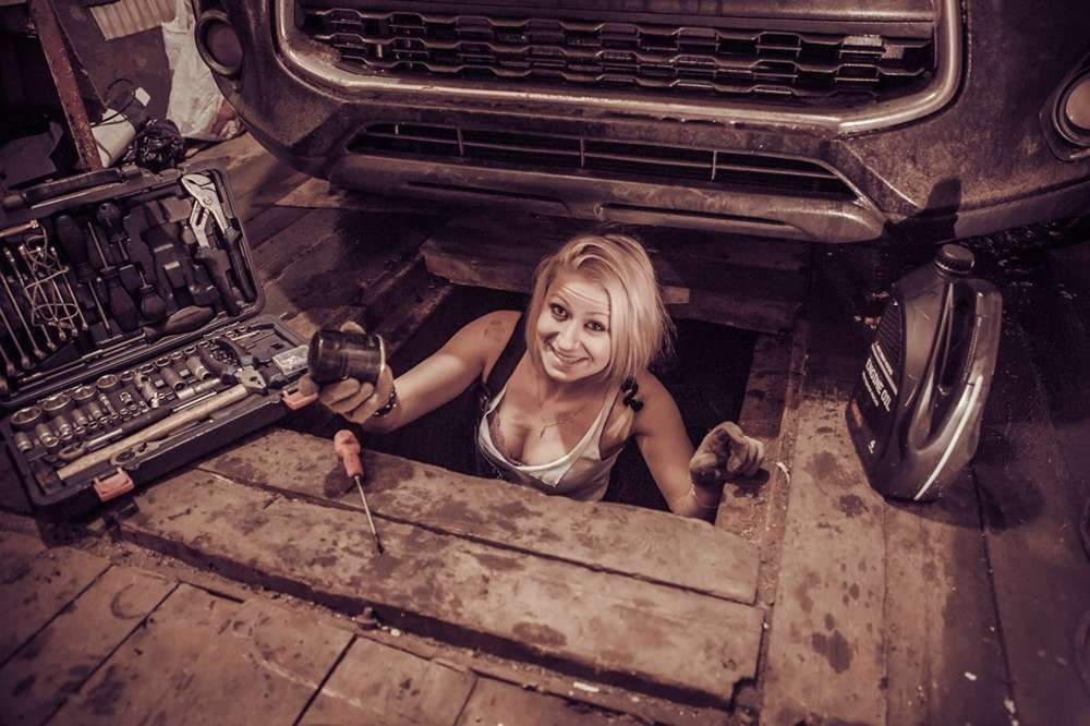 Голая автомеханик-девушка извращается в гараже