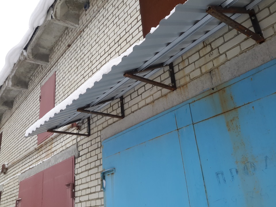 Как сделать козырек над гаражом Как сделать козырек над гаражом