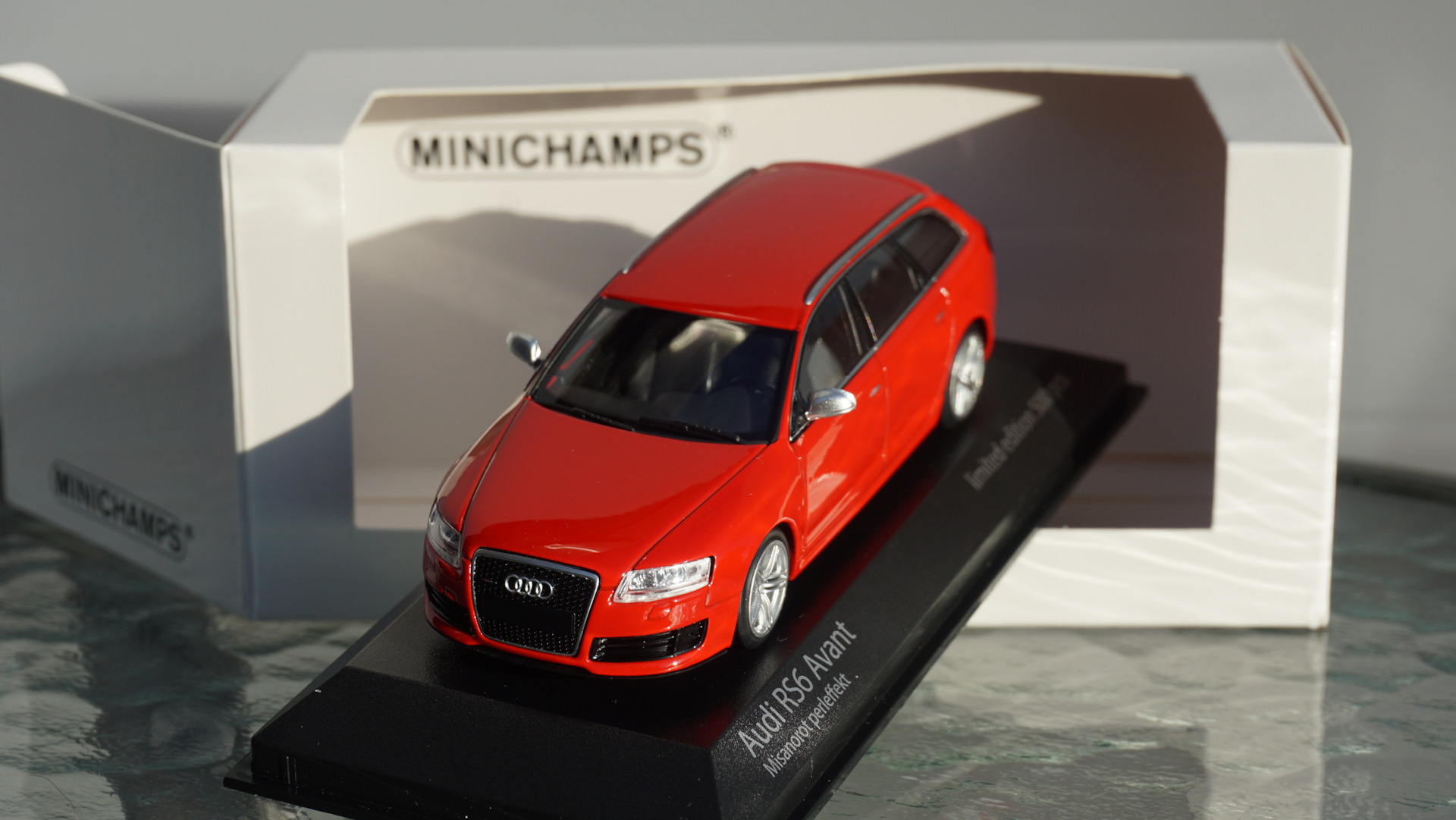 596 Audi RS6 C6 Avant Typ 4F Misanorot Perleffect 2007 Minichamps 1