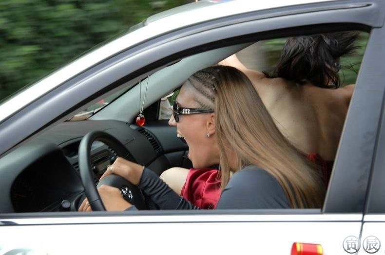В салоне авто немецкая блондинка бесплатно отдалась очкастому водителю