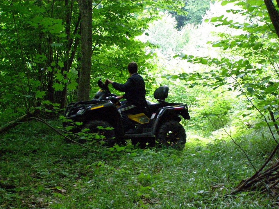 Голая охотница на квадроцикле в лесу фото