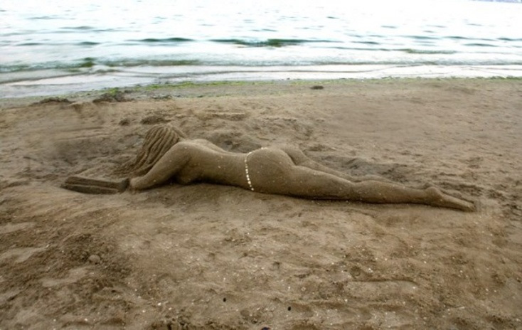 Голая на песке