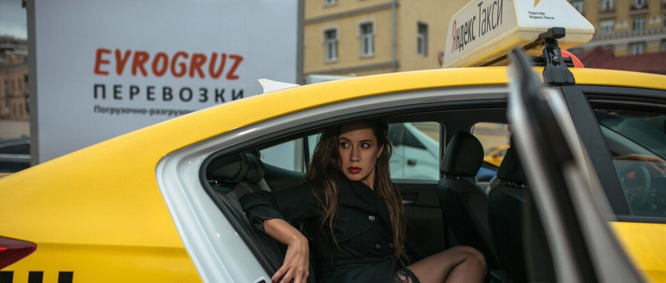 Голая девушка в такси покажет свою дерзость 