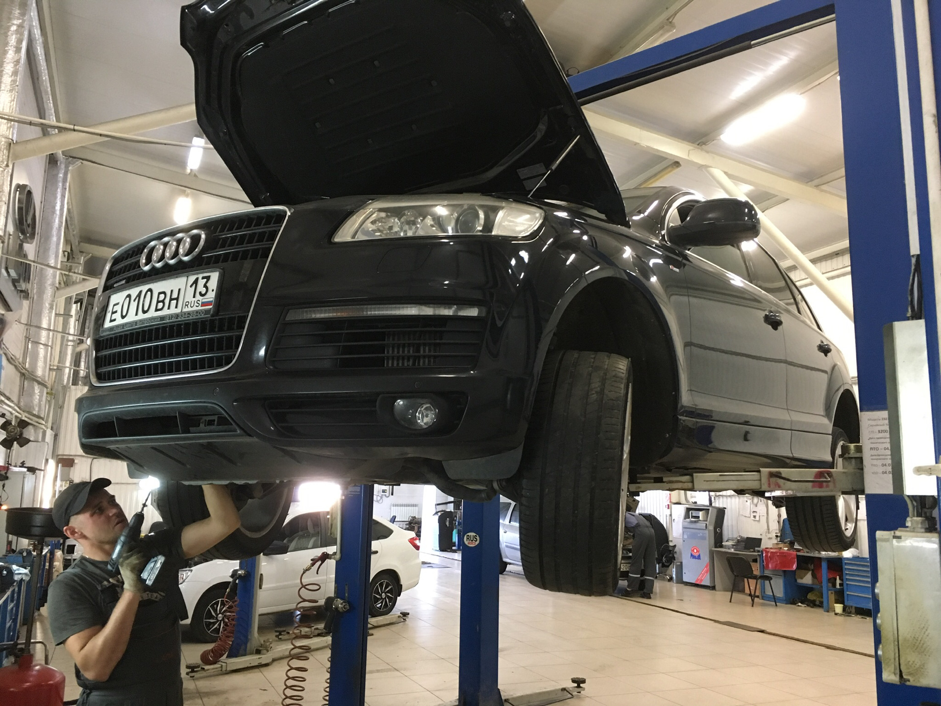 Замена фильтров дисков и повторно масла Audi Q7 1G 3 л 2007