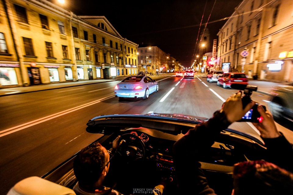 Голая Лариса гуляет по ночному Петербургу
