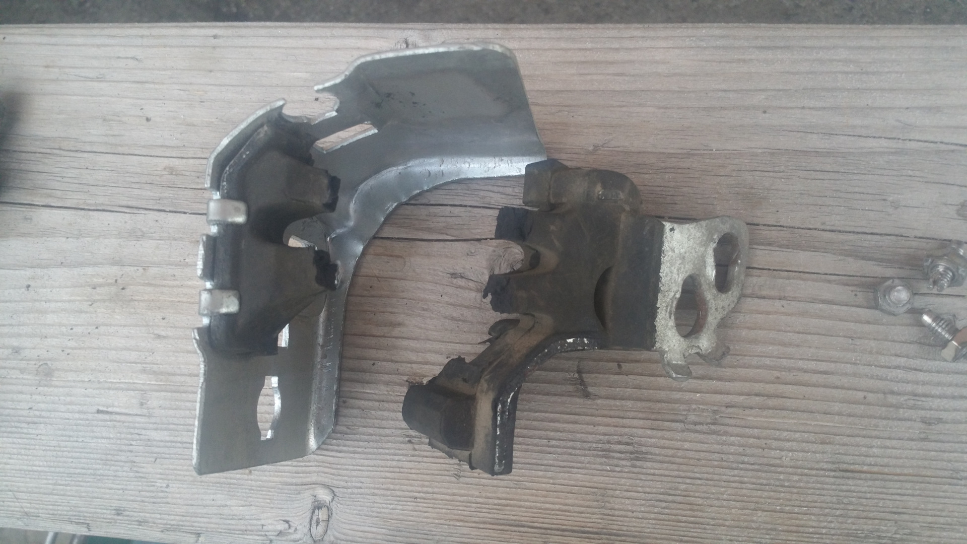 Крепление выхлопной трубы своими руками.