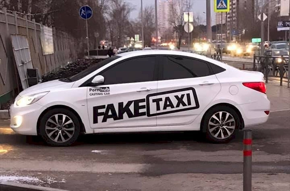 Девушка в белой водолазке получила сперму на лобок в машине такси