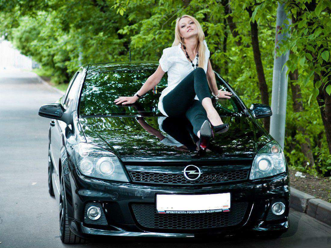 Блондинка ебется с автомехаником на капоте своего авто 