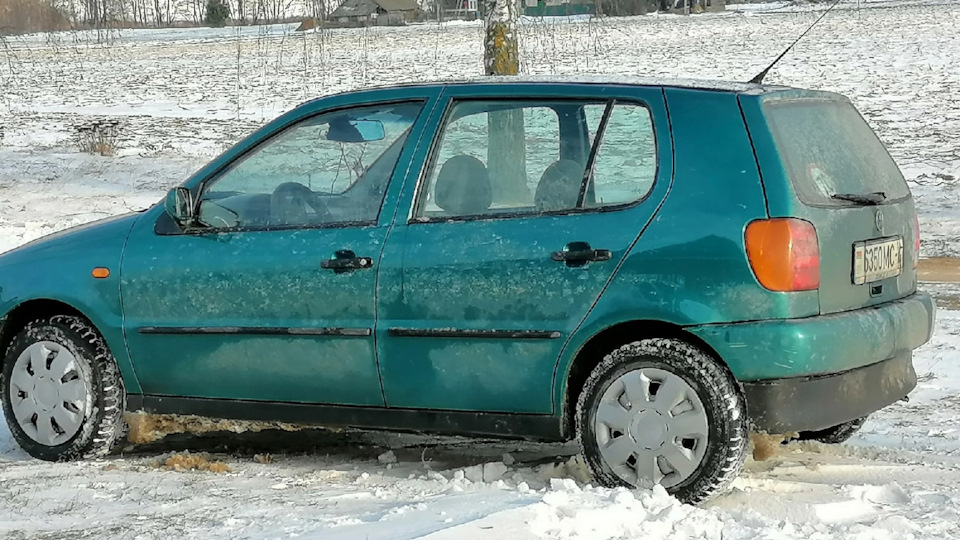 Замена радиатора и термостата Volkswagen Polo Mk3 1 6 л 1999 года