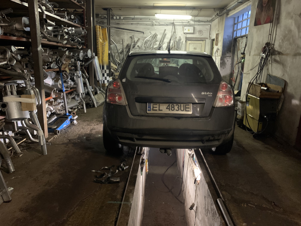 Средняя банка глушителя, пассажирский динамик. — FIAT Stilo, 1,8 л ...
