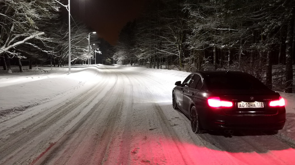 М5 ночью. БМВ м5 зима ночь. БМВ м5 зимой ночью. BMW 750i зима. БМВ f30 ночью.