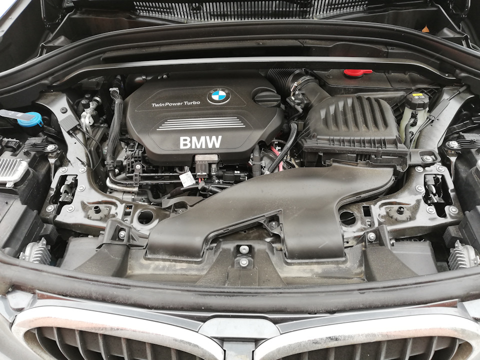 Капот бмв х1. BMW x1 под капотом. БМВ x1 моторный отсек. BMW x1 f48 подкапотка. BMW x1 f48 двигатели.