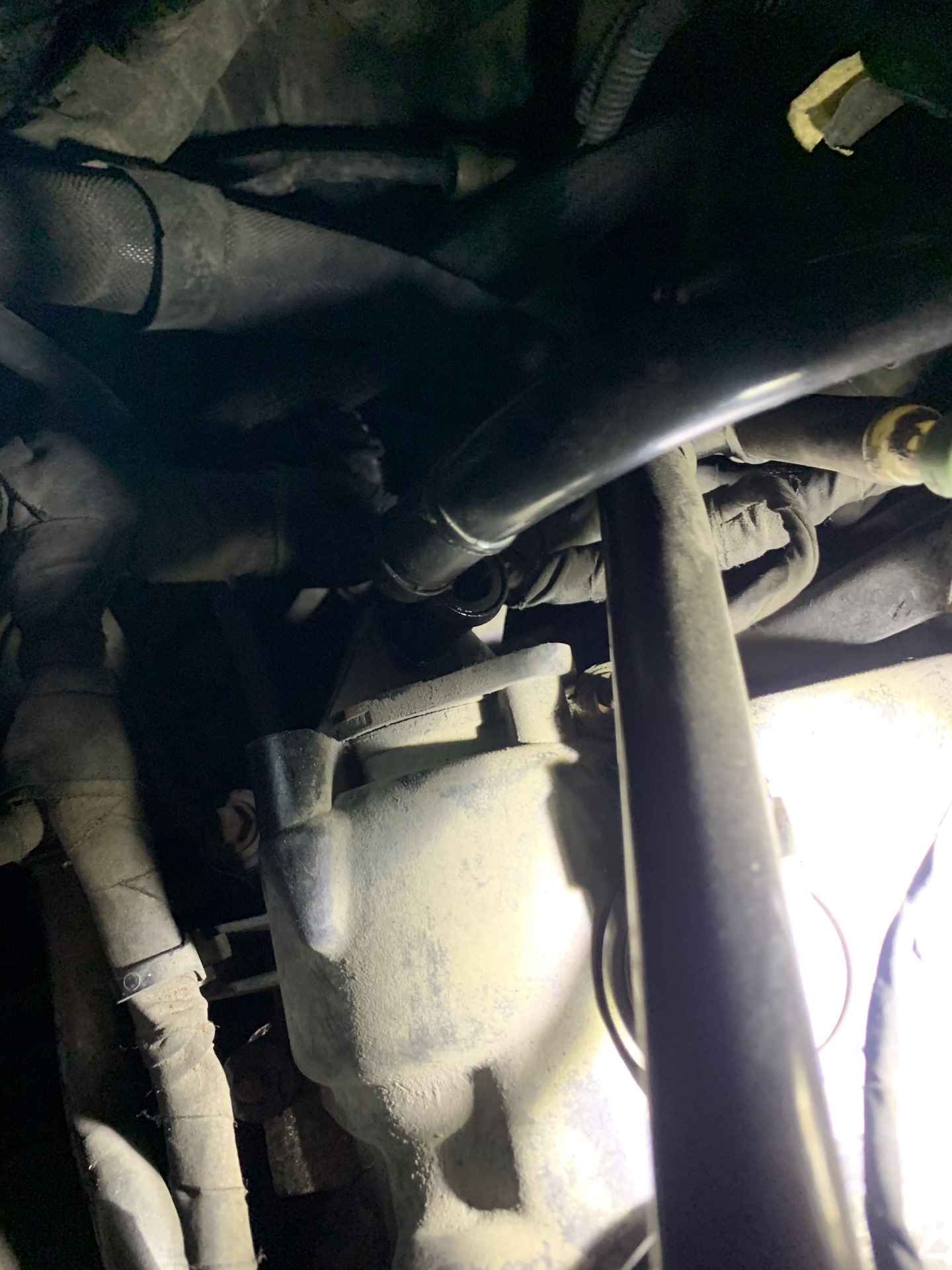 #17 Замена клапана PCV (картерных газов) — Dodge Challenger, 3,6 л ...