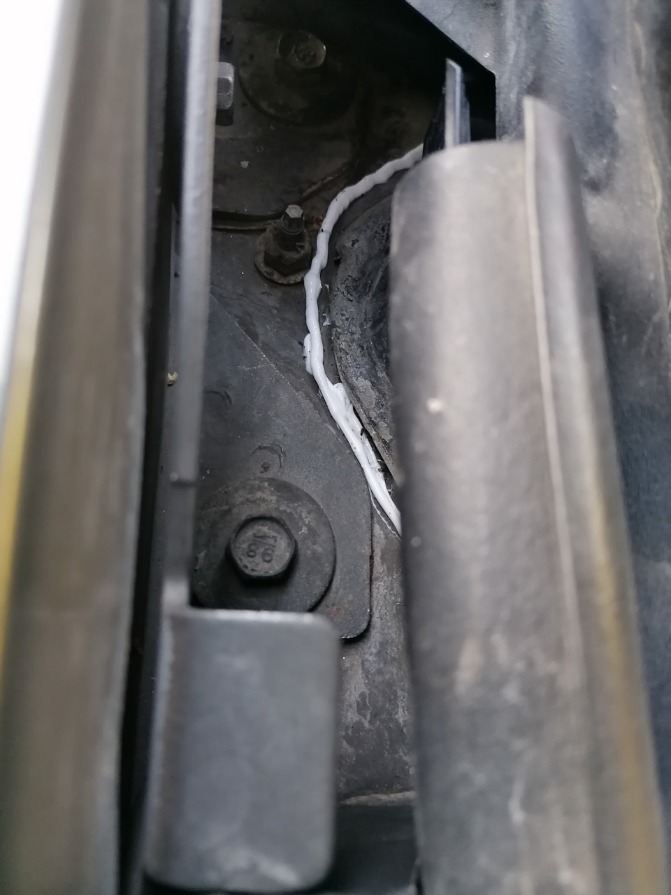 Герметик идет вдоль корпуса воздухозаборника, но так только со стороны крыла. — Lincoln Town Car III