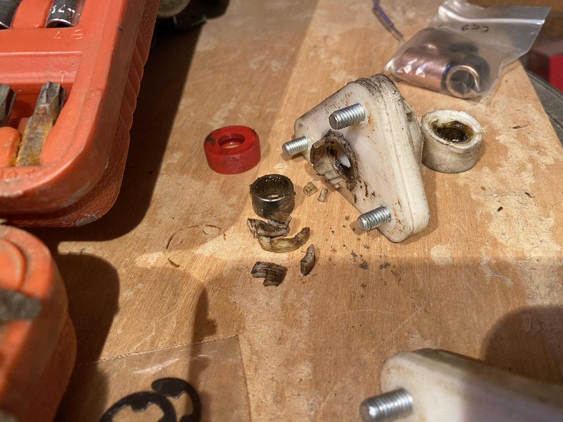 Втулки стеклоочистителя хонда цивик 6. Замена передней подвески на заз. Втулка дворников альбеа. Втулка рычага мкпп мазда 5. Втулка рулевой рейки камри.