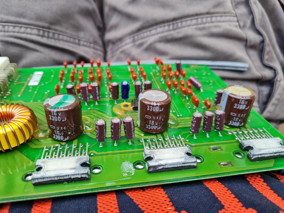 Замена конденсаторов в усилителе . — Jeep Grand Cherokee (WJ), 2,7 л ...