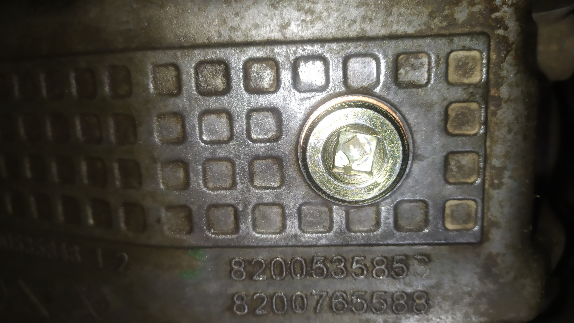 Сорвана резьба масляного поддона. — Dacia Sandero (1G), 1,4 л, 2009 ...