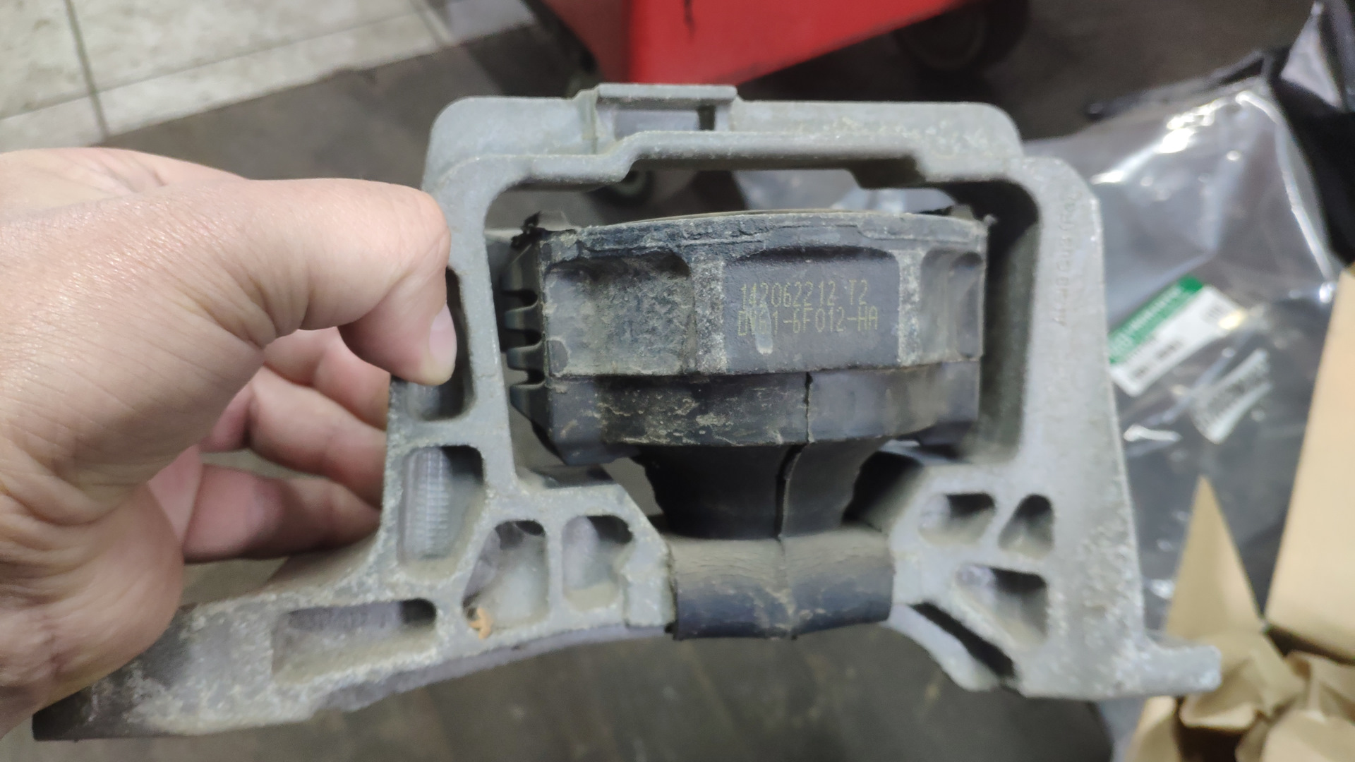Заменил подушку двигателя — Ford Kuga (2G), 1,6 л, 2014 года | визит на ...