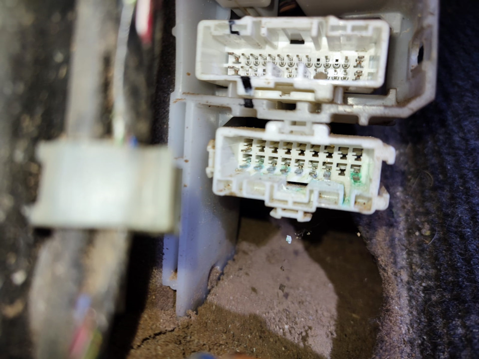 Вся контактная группа зазеленела — Mitsubishi L200 (5G)