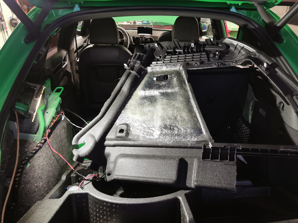 бачок будет крепиться сбоку. Для надёжной фиксации и для возможности съёма пластик боковушки усилен изнутри стекловолокном — Audi RS Q3 (1G)