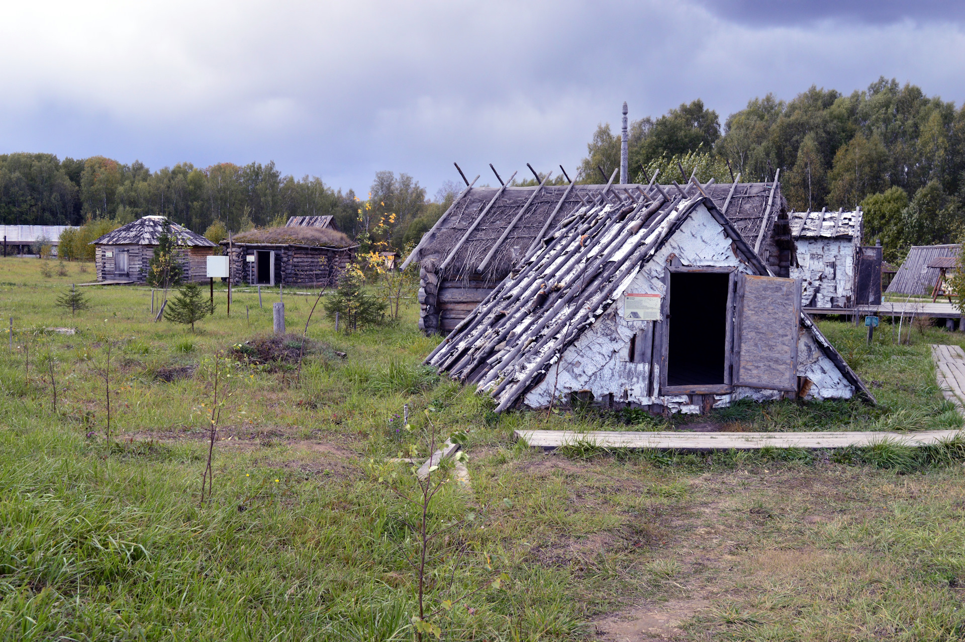 Жилище дальнего востока. Жилище удэгейцев. Зимнее жилище удэгейцев. Туэдзи жилище. Летнее жилище удэгейцы.