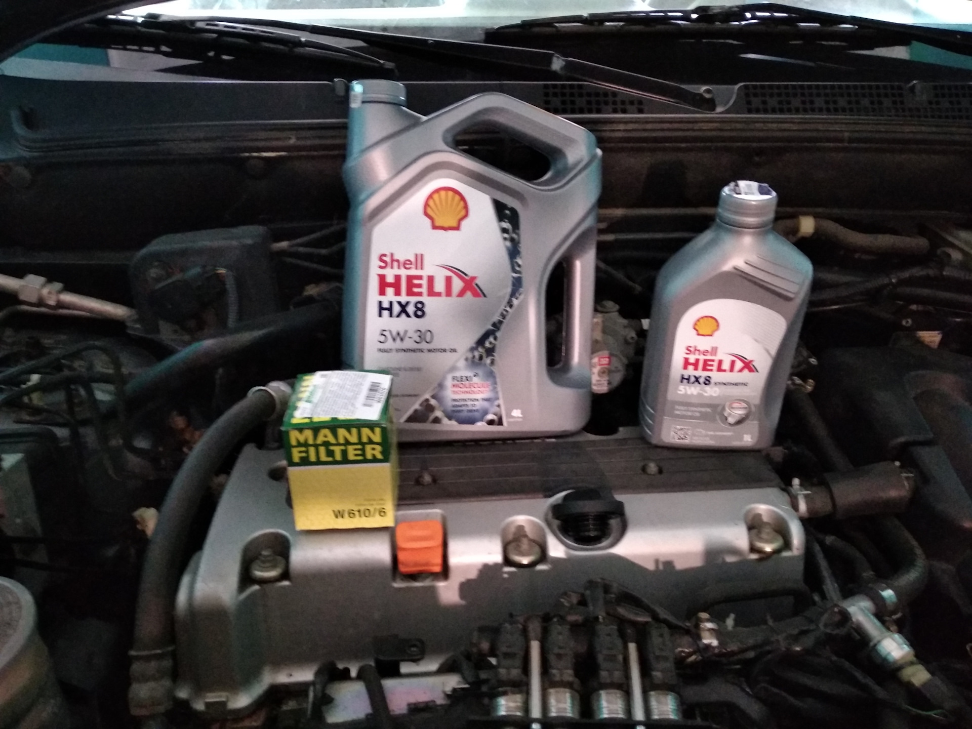 Замена масла honda cr v. Масло в двигатель Хонда СРВ 2.4. Honda CR-V 2.0 мотор масла. Моторное масло Honda CR-V 2013. Моторное масло для Honda CR-V 2.0 4 поколения бензин.