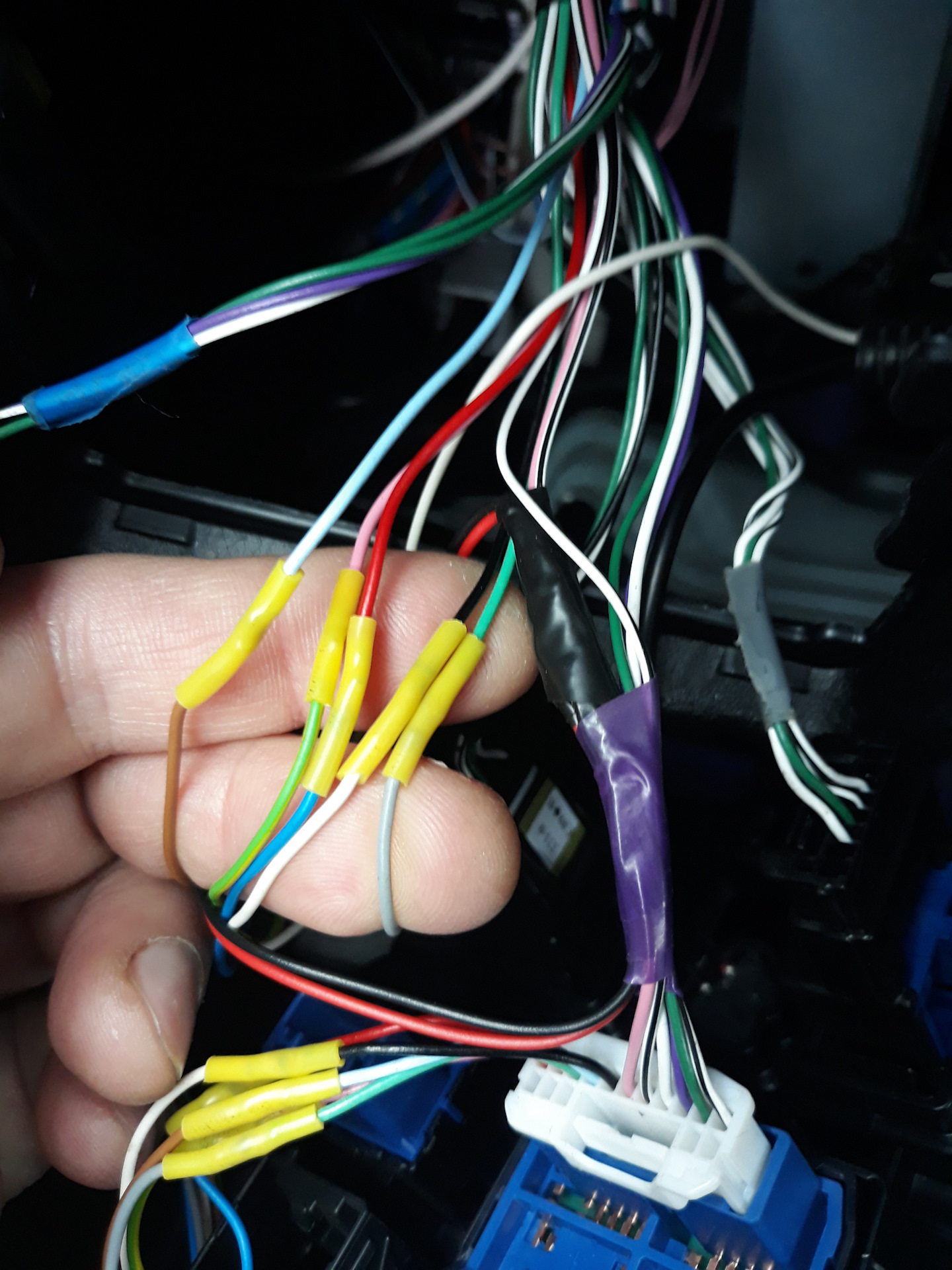 Подключить провода автомагнитолы. Магнитола сони провода на динамики цвет проводов. 53880 Магнитола провода. Провода магнитолы пионеер сине зеленый провод. Провода магнитолы по цветам.