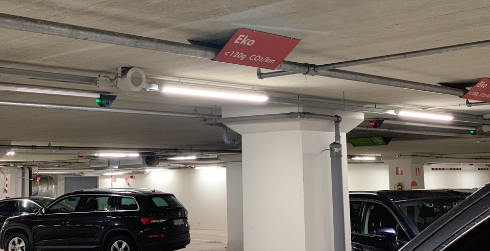 Экологичной парковочное место в паркинге Финляндии — Cadillac Escalade (4G)