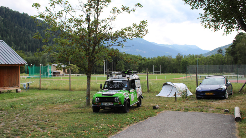 В один из дней кемпинг наводнили фанаты Рено 4, приехавших на какой-то эзотерический съезд. — Audi A4 (B9)