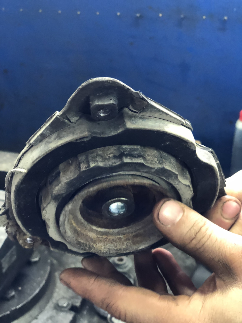 К моему удивлению стоят еще заводские опоры — Nissan Teana (J32)