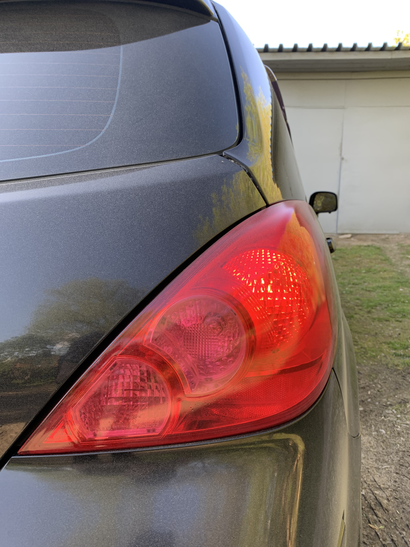 ⇒ Тонировка задних фонарей лаком — Nissan Tiida (1G), 1,6 л, 2007 года ...