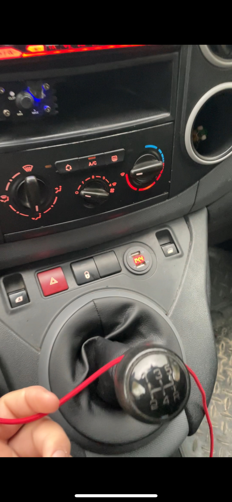Вольтметр в прикуриватель — Citroen Berlingo (2G), 1,6 л, 2013 года ...