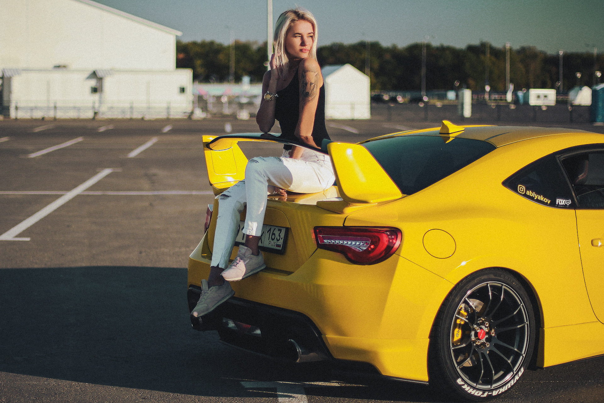 Yellow 2. Toyota gt86 girl. Тойота 86 gt с девушками. Девушка блогер на белой gt86. Девушка на Тойоте gt86 Инстаграм.