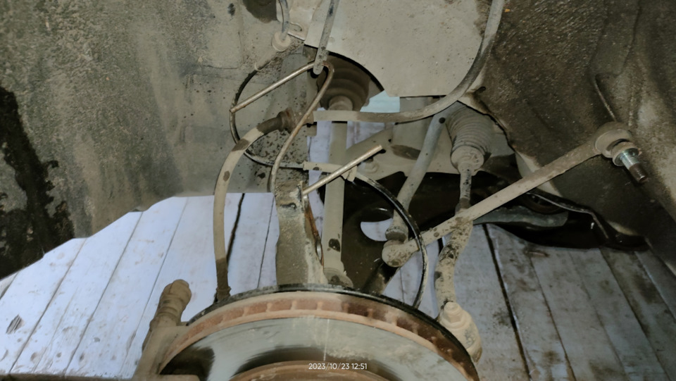 83. Ремонт передних амортизаторов ( прокачка стоек ) и зарядка двух АКБ ...