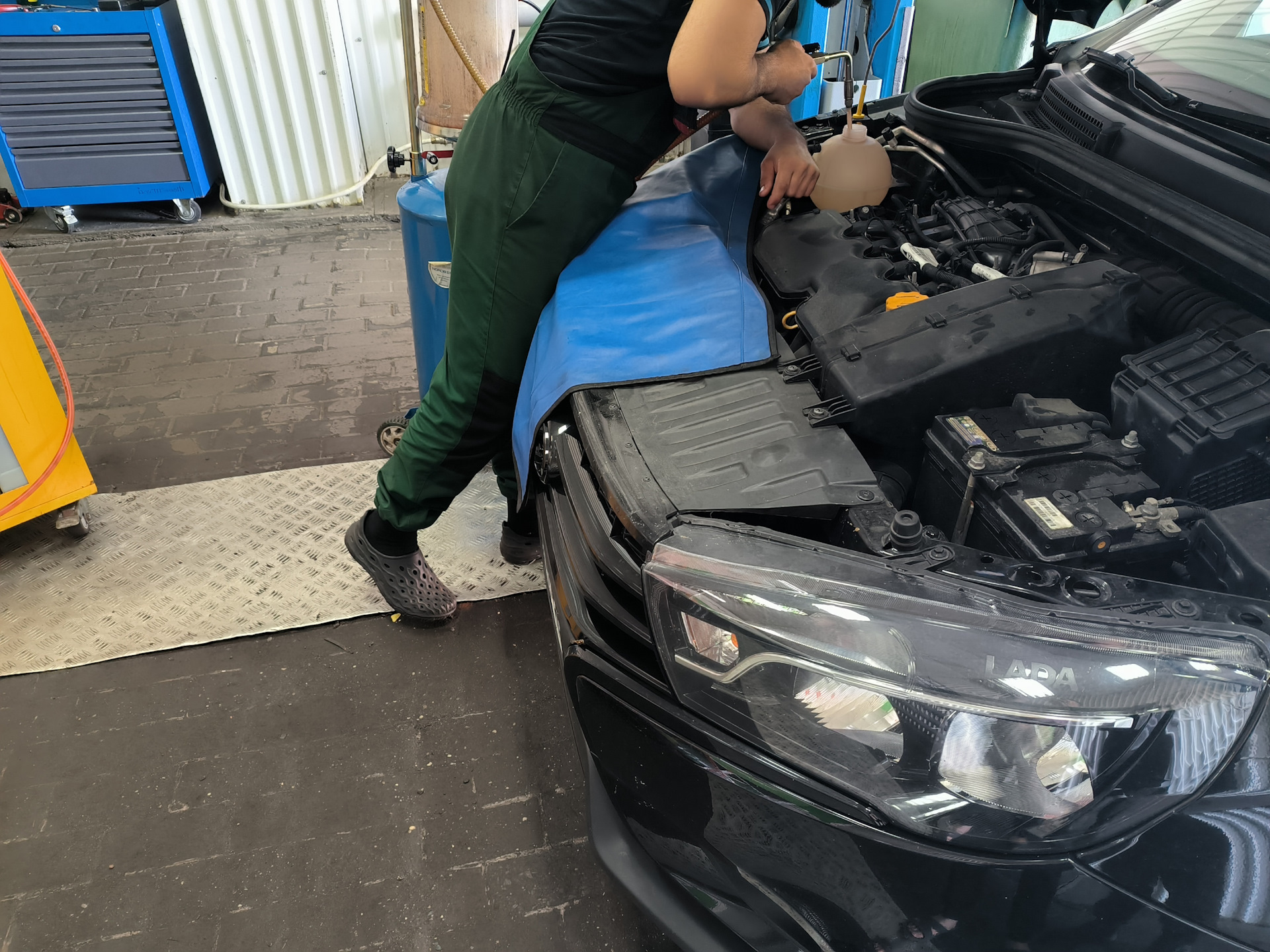 Аппаратная замена антифриза с промывкой системы охлождения — Lada Vesta ...