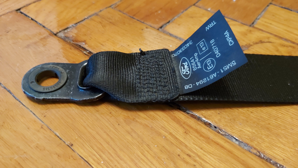 Нам удобнее начинать с нижнего крепления. — Ford Focus Hatchback II. Запчасти на фото: 5M51A61294DB