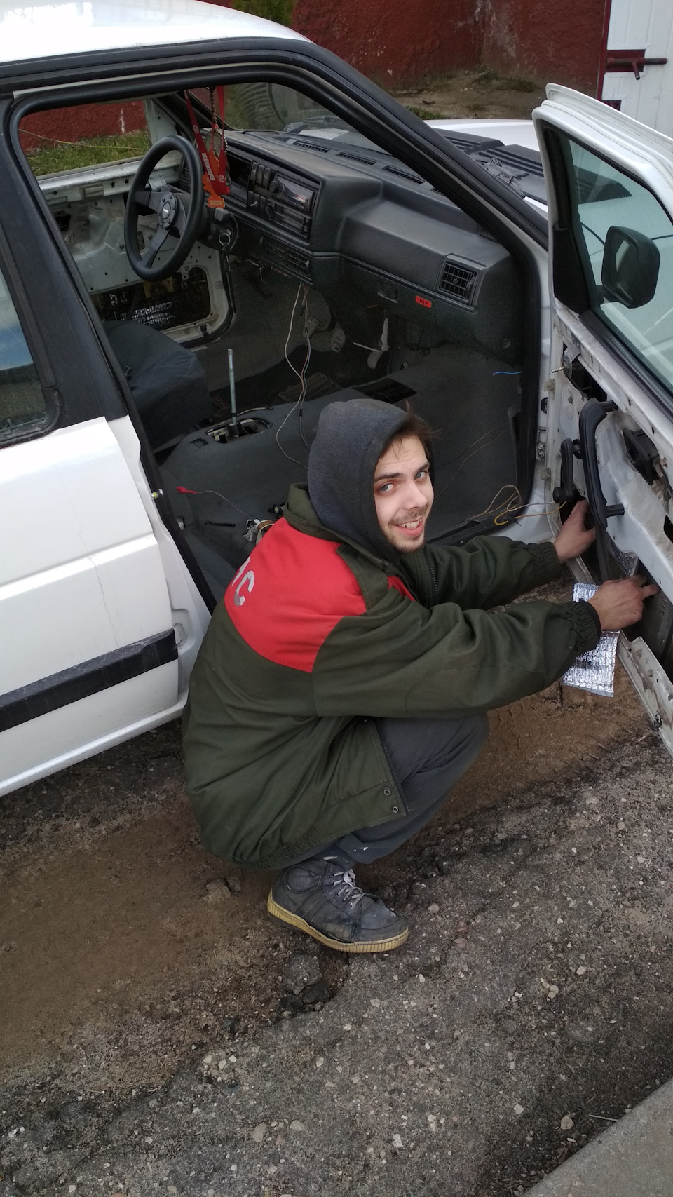 Катаем И еще пришел очередной ништячок — решетка без значка. Купил ее по бросовой цене. Как обычно, дефект — сломаны верхние крепления. Но примерили, смотрится четко, останется найти ресницу по такой же цене!) Тихим сапом, до 6 часов вечера дособирали машину. Я не вытерпел и поставил ксенон на старые линзы. Результат не заставил себя ждать. Свет однозначно лучше, и белый без голубого оттенка (лампы 5000 К вместо 6000 К). Ну стекла на новые фары не успели наклеить, поэтому про свет будет отдельный пост. Заодно купил и бескаркасные дворники АВМ как и в прошлом году, показали себя с хорошей стороны. <img src= — Volkswagen Jetta II
