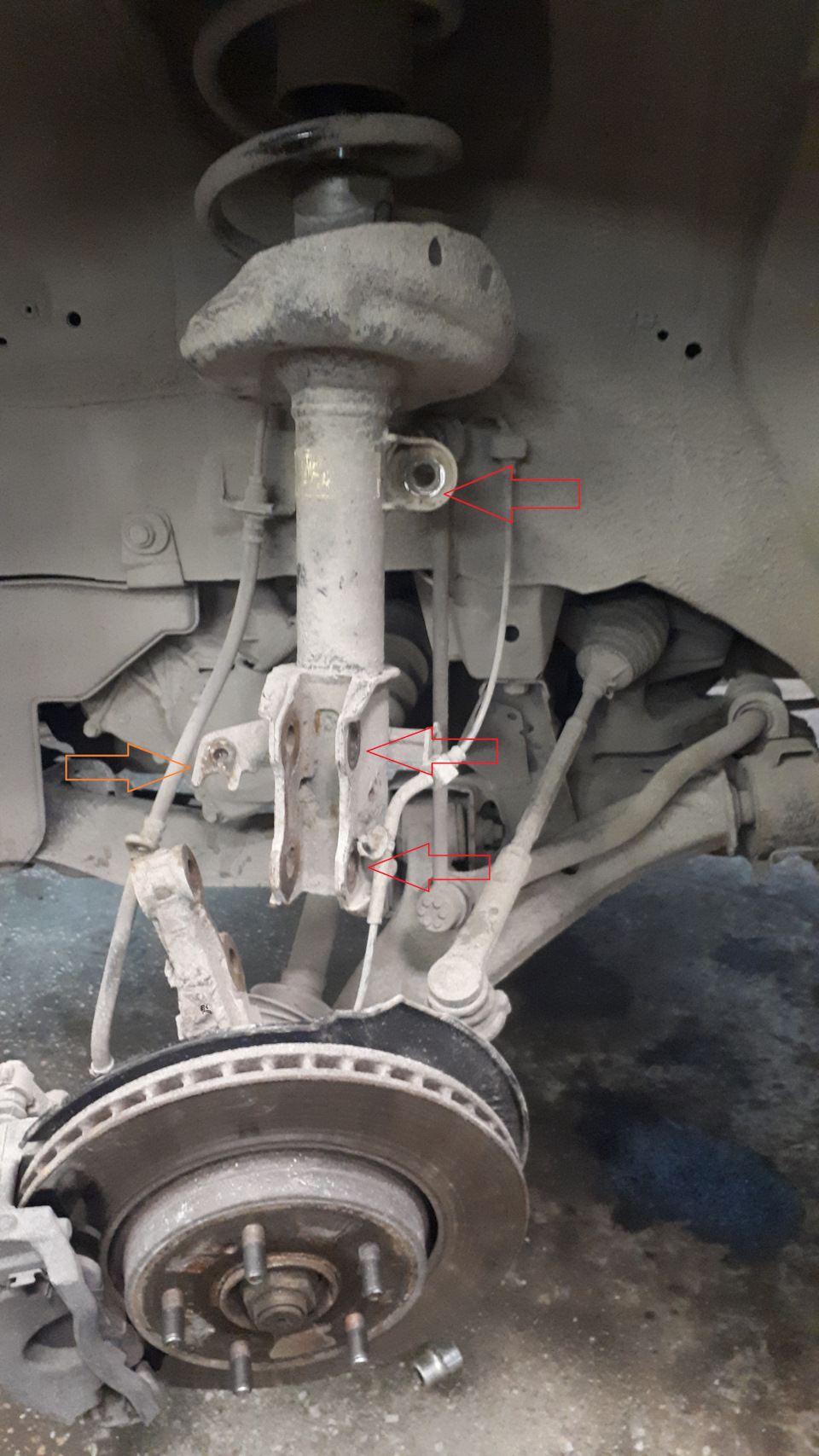 07. Przód: zaznacz markerem ustawienie elementów; zdejmij górną poduszkę, przygotuj dostęp do szpilek. — Honda CR‑V III (RE)