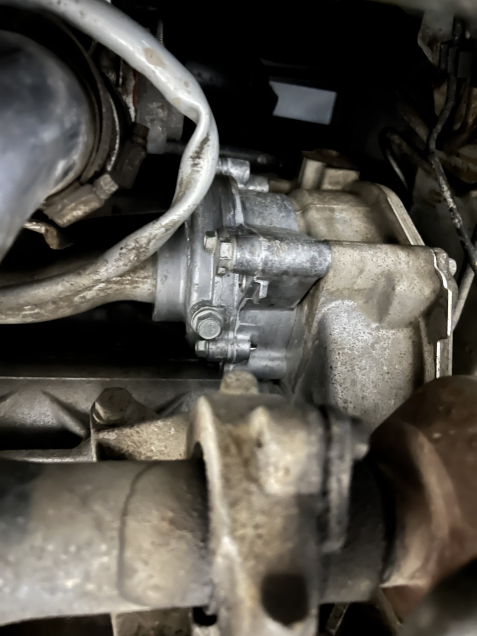 А это фото для гадания. Вот болт на Вас смотрит и рядом ещё один. Вопрос, откуда на него попадает моторное масло? Здесь уже замыли, через 800км. смотрим, снова появилось, а вокруг всё сухо — Saab 9-3 (2G)