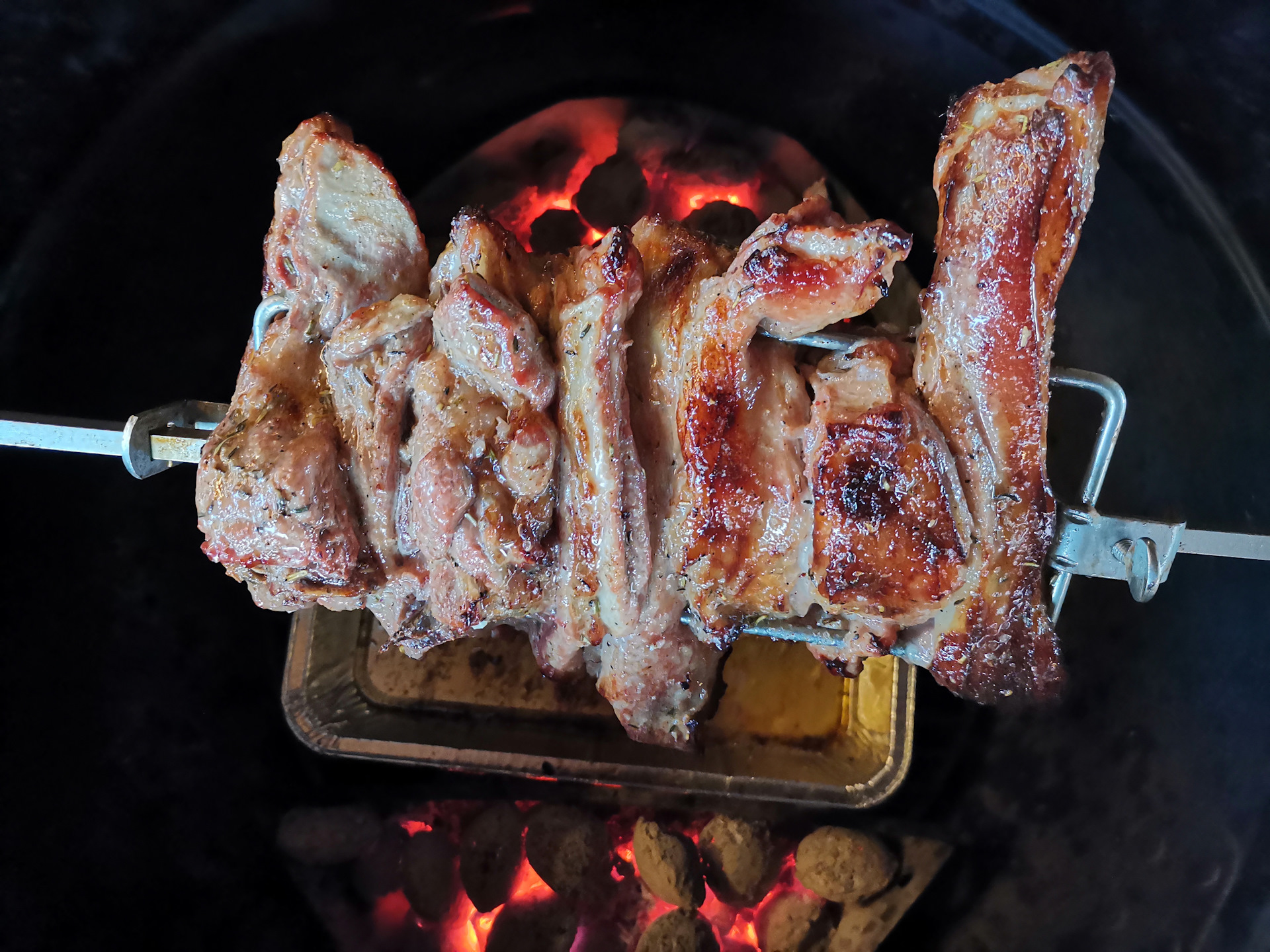 Вертел предложение. Мясо на вертеле в духовке. Мясо на вертеле на мангале.