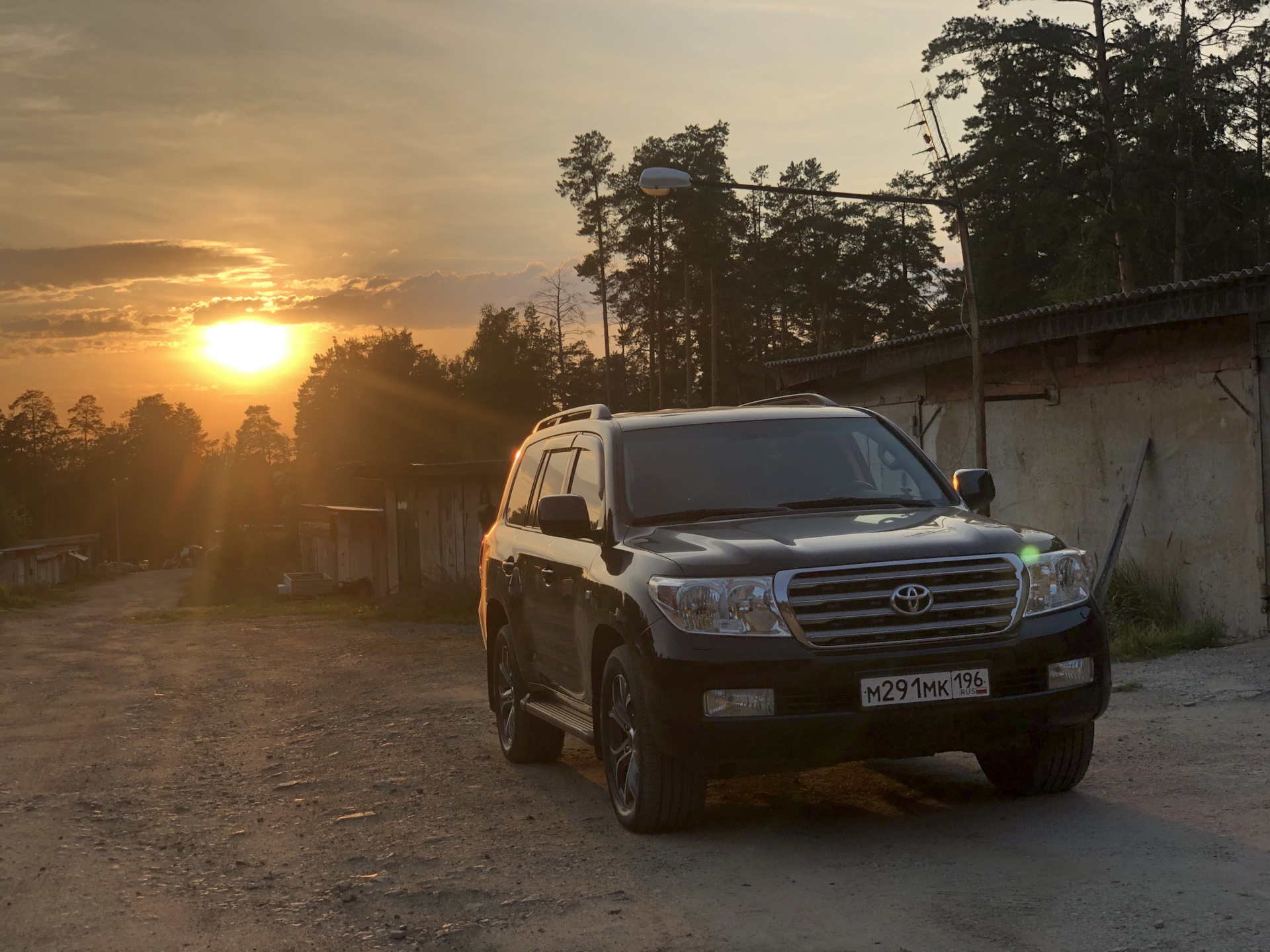 Песня крузак. Крузак 200 11. Плавник Toyota Land Cruiser 200. Крыша Toyota Land Cruiser 200. Тойота ленд Крузер 001 14 регион.