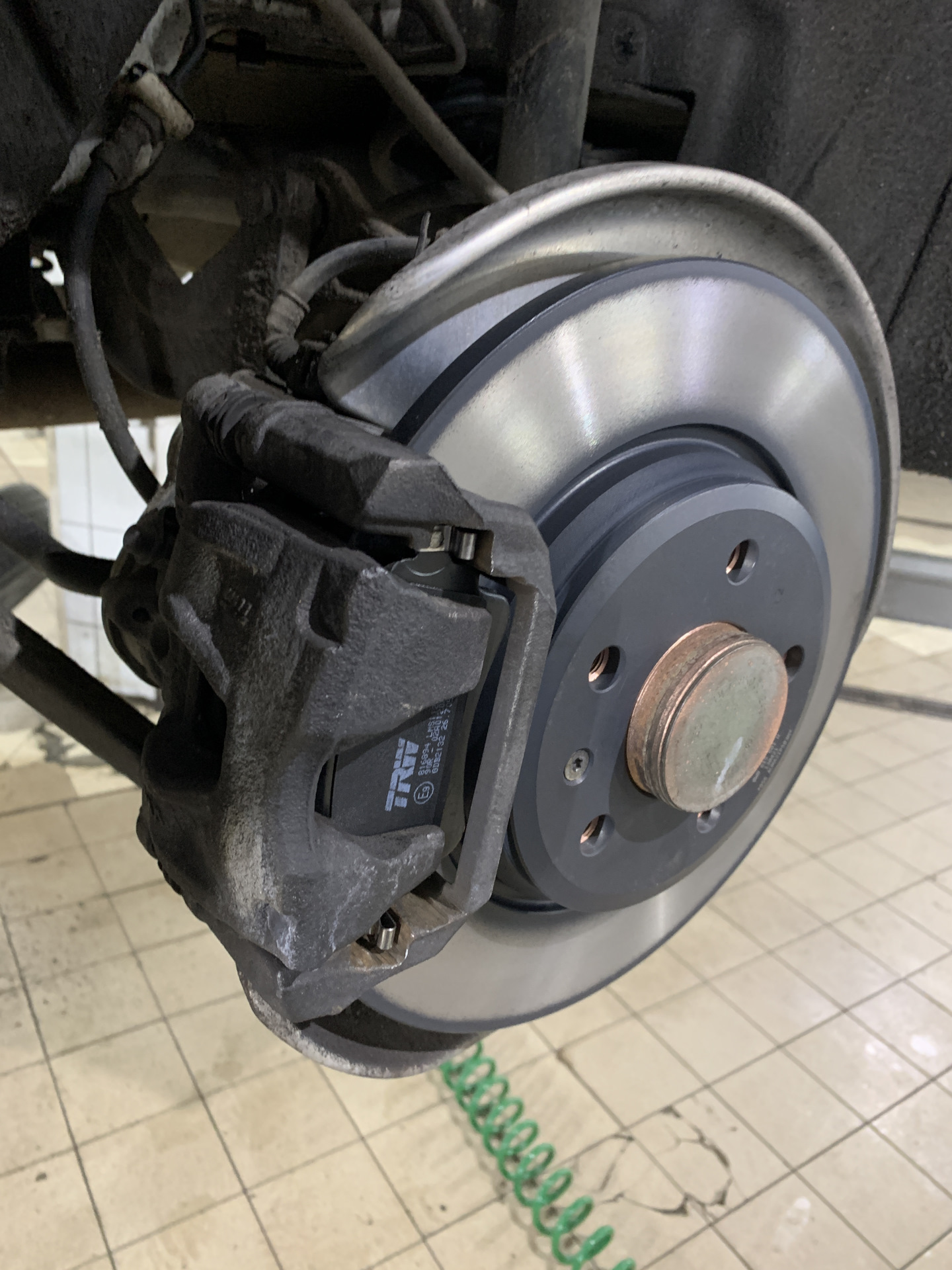 Задние диски и колодки — Audi A4 (B9), 2 л, 2018 года | плановое ТО ...